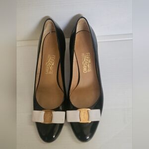 Salvatore Ferragamo Black Patent Leather Vara Bow Kitten Heels Shoes Size 8.5